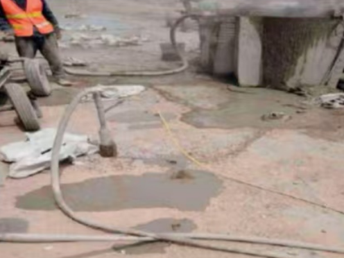 洛阳水泥混凝土路面板底注浆技术 路面脱空注浆整治方案